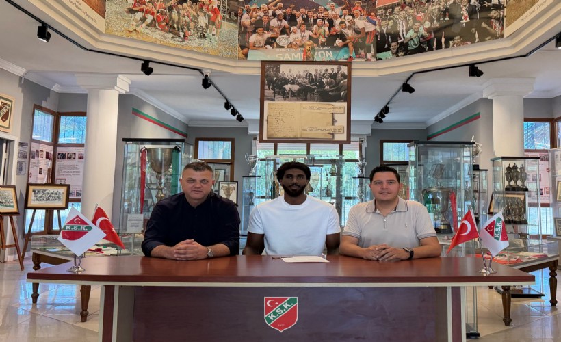 Karşıyaka Muhaymin Mustafa'ya imzayı attırdı