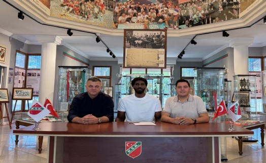 Karşıyaka Muhaymin Mustafa'ya imzayı attırdı
