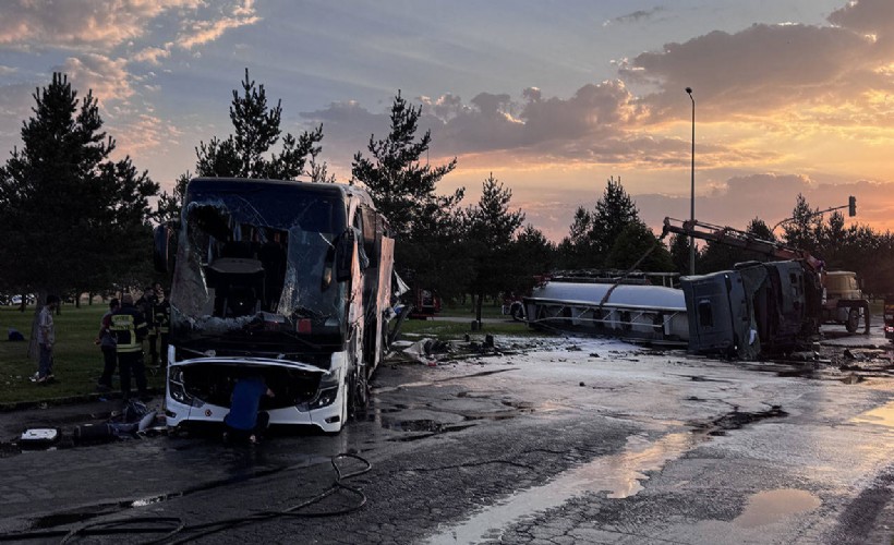 Kayseri’de yolcu otobüsü yakıt tankeri ile çarpıştı: Çok sayıda yaralı var!