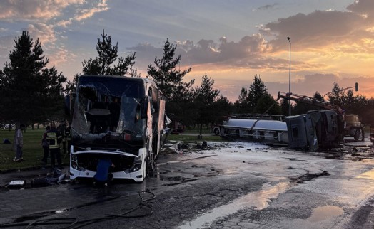 Kayseri'de yolcu otobüsü yakıt tankeri ile çarpıştı: Çok sayıda yaralı var!