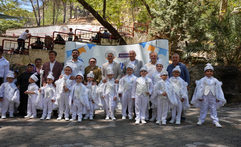 Kemalpaşa'da sünnet şöleni coşkusu: Çocuklar konvoy ve etkinliklerle doyasıya eğlendi
