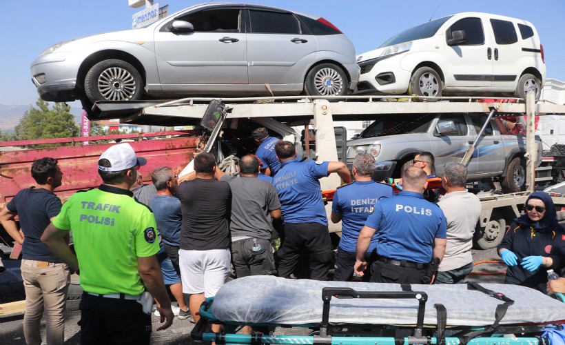 Kırmızı ışıkta bekleyen kamyonete çekici çarptı! 2 saatte kurtarıldı