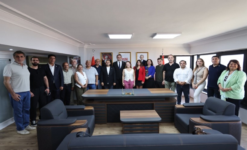 Konak'ta YENİ Parti rüzgarı: Başkan Mutlu ve 19 meclis üyesi rozet taktı