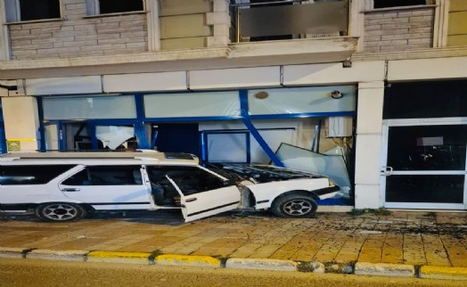 Kontrolden çıkan otomobil iş yerine çarptı