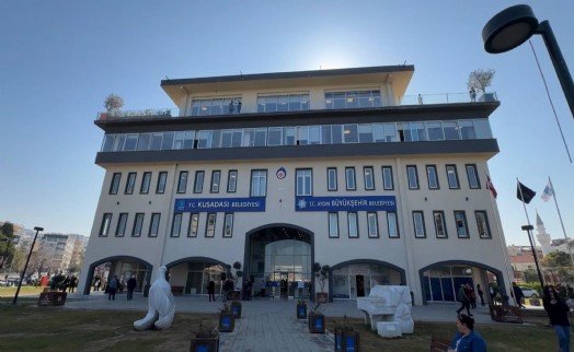 Kuşadası Belediyesi'ne operasyon; 15 şüpheli gözaltına alındı