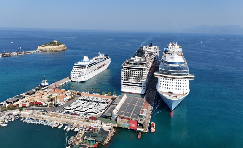 Kuşadası'nda kruvaziyer bereketi sürüyor: Bir günde denizden 9 bin turist