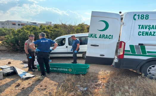 Kütahya'da şüpheli ölüm: Boş arazide otomobilinin yanında cansız bedeni bulundu!