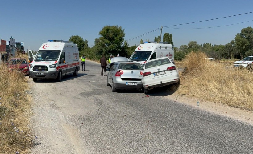 Kütahya’da iki otomobil çarpıştı; 2 yaralı