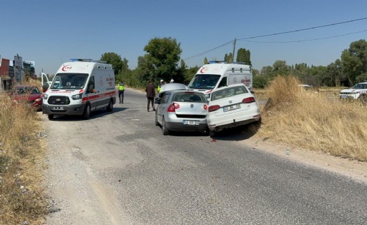 Kütahya'da iki otomobil çarpıştı; 2 yaralı