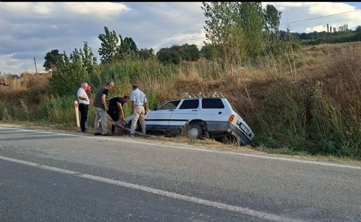 Kütahya'da otomobil şarampole savruldu; 4 yaralı