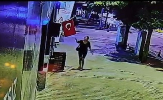 Mağaza önündeki Türk bayrağını yakan kadına gözaltı