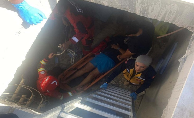 Makine dairesine düşen kişiyi itfaiye ekipleri kurtardı: 5 metre derinlikten çıkarıldı