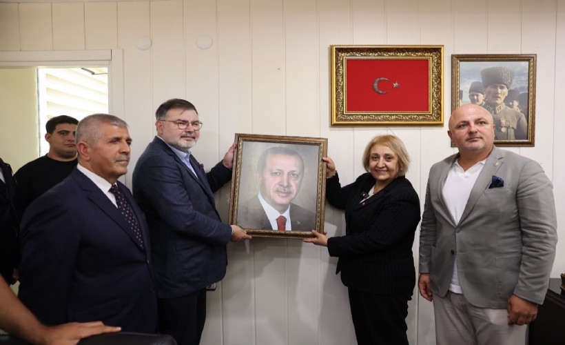 Menderes’te yönetim resmen AK Parti’ye geçti: Önce Erdoğan'ın fotoğrafı asıldı, Sonra dualar edildi