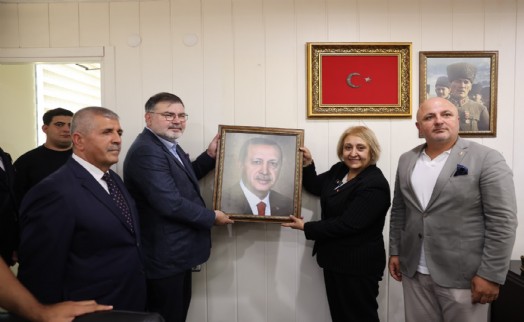 Menderes’te yönetim resmen AK Parti’ye geçti: Önce Erdoğan'ın fotoğrafı asıldı, Sonra dualar edildi