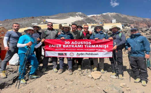 Menemen Belediyesi zirvede! Zaferin ruhu, Ağrı Dağı’nın zirvesine taşındı!