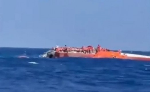 Kıbrıs'tan Mersin'e doğru yola çıkan gemi alabora oldu: Akdeniz'in ortasında can pazarı!