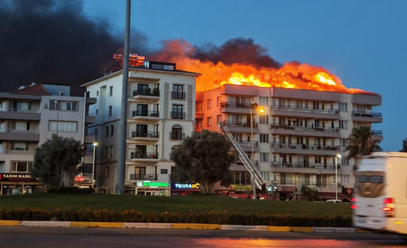 Muğla'da panik anları: Apartmanın çatısı yandı