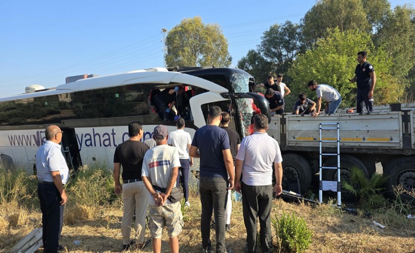 Muğla'da tur otobüsü, TIR'a çarptı: 2 ölü, 8 yaralı