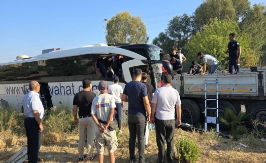 Muğla'da tur otobüsü, TIR'a çarptı: 2 ölü, 8 yaralı