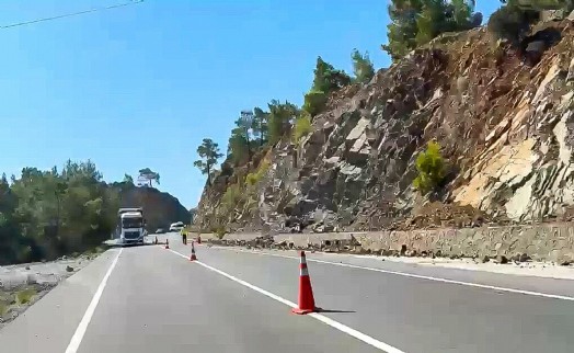 Muğla'da yamaçtan kopan kaya parçaları yola düştü