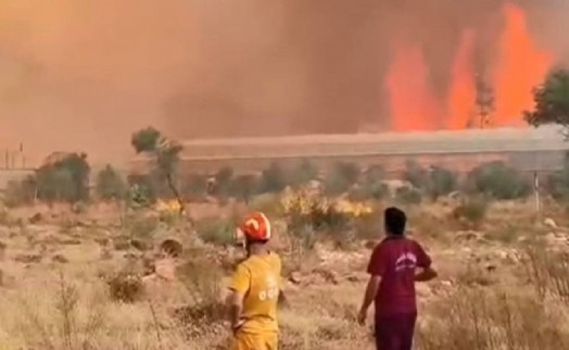 Muğla'dan Antalya'ya sıçrayan yangın büyüyor! Evler tahliye edildi, Vali ‘Söndürülmekten uzak' dedi