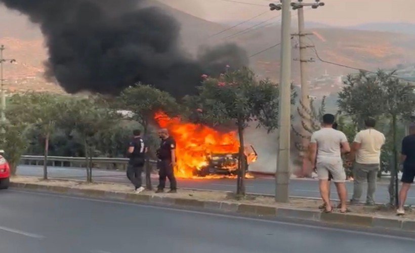 Otomobil seyir halindeyken alev topuna döndü! Kullanılamaz hale geldi