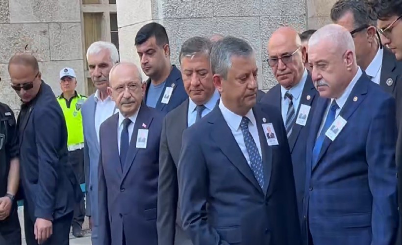 Özel ve Kılıçdaroğlu tokalaşmadan cenazeden ayrıldı