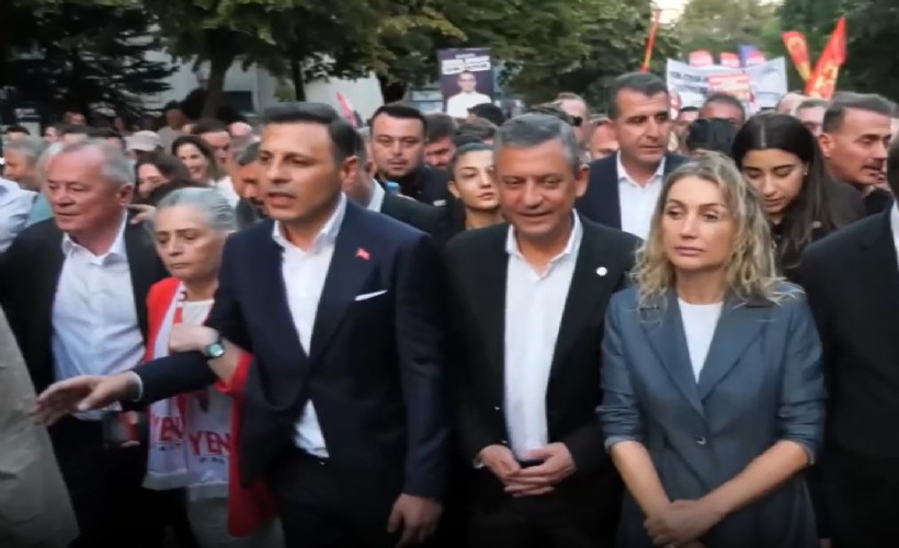 Özgür Özel, tutuklu belediye başkanları için düzenlenen yürüyüşe katıldı