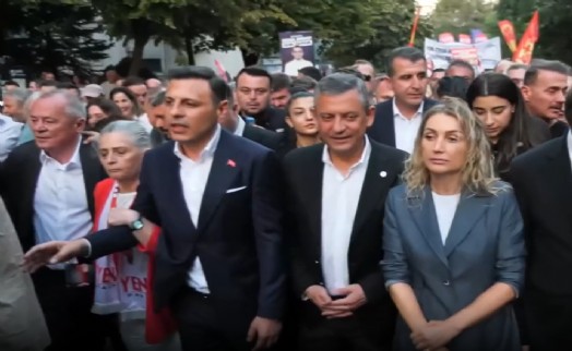 Özgür Özel, tutuklu belediye başkanları için düzenlenen yürüyüşe katıldı