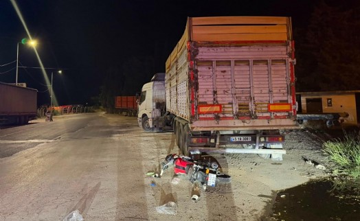 Park halindeki TIR'a çarpan motosikletli hayatını kaybetti