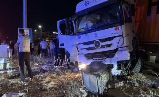 Refüje çıkan TIR'ın sürücüsü yaralandı
