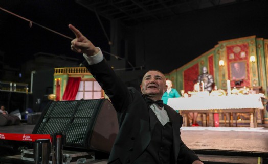 Şafak Sezer'in 'Karanlıkta Kumpas'ı Aliağa'da perde açtı