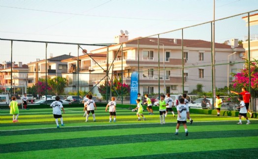 Çeşme'de 'Yenilenen Halı Sahalarda Etkinlik Var' spor şenliği başladı