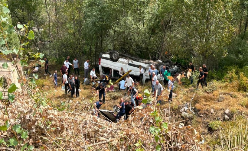 Sivas'ta yolcu minibüsü şarampole devrildi: 4 ölü, 10 yaralı