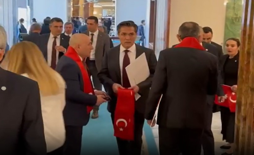 TBMM Genel Kurulu, 'çerçeve yasa' teklifi görüşmeleri için toplandı; İYİ Parti'den Türk bayraklı protesto