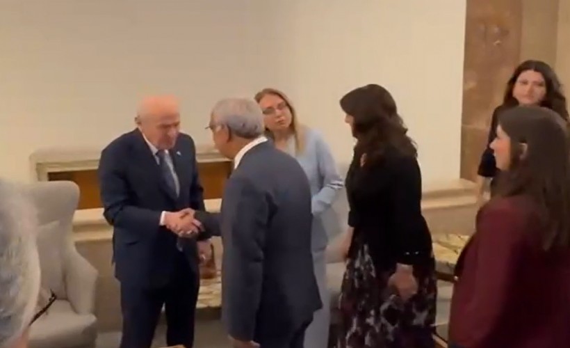 TBMM kulisinde Devlet Bahçeli ile DEM Partililer tokalaştı