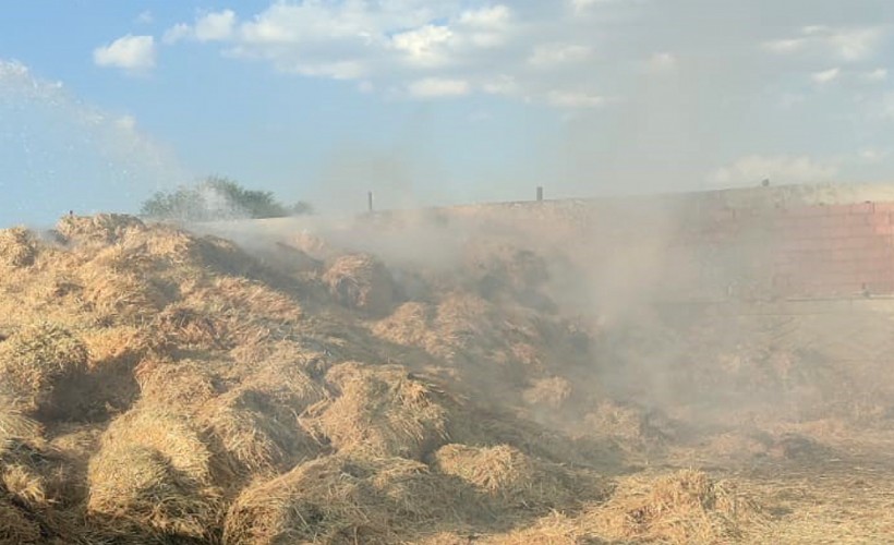 Talihsiz çiftçinin 40 ton saman balyası yandı