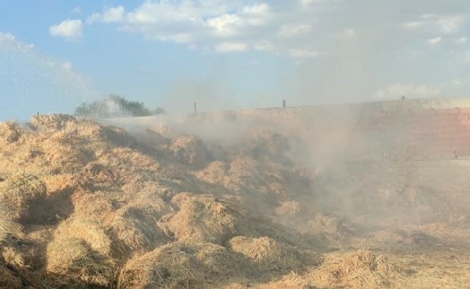 Talihsiz çiftçinin 40 ton saman balyası yandı