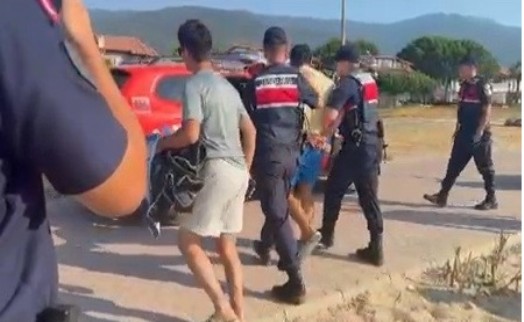 Tatilcilerin çantalarını hedef alan seri hırsız kıs kıvrak yakalandı: 3.8 milyon TL'lik vurgun yapmış!
