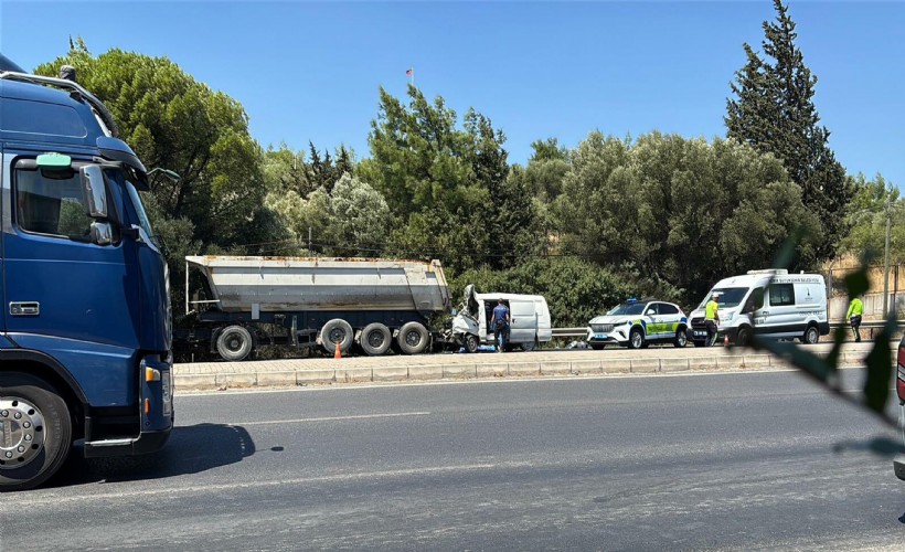 Tır'a arkadan çarpan minibüsün sürücüsü öldü