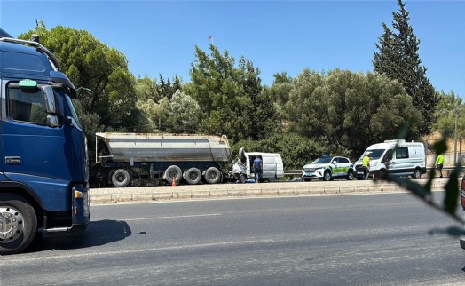 Tır'a arkadan çarpan minibüsün sürücüsü öldü