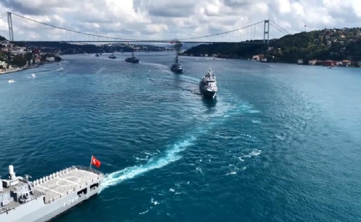 Türk Donanması'ndan İstanbul Boğazı'nda dünyaya gövde gösterisi
