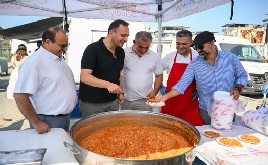 Bornova kent bostanında hasat zamanı... İlk ürünlerle menemen şenliği