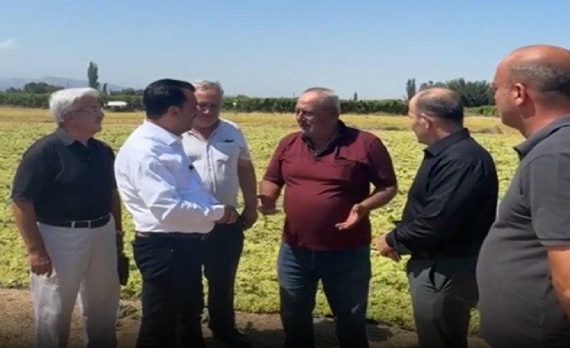Üzüm üreticisi YENİ Partili Başevirgen'e dert yandı: 'Babam yedi çocuğa bakmış, biz iki çocuğa bakamıyoruz'