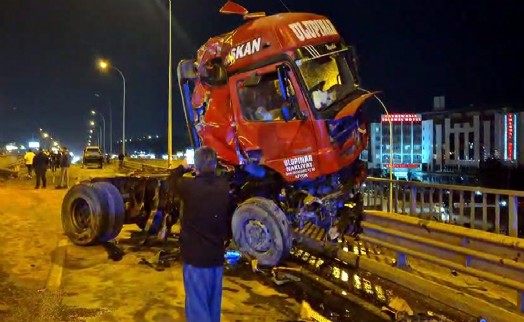 4 aracın karıştığı zincirleme kazada 1'i ağır 6 yaralı