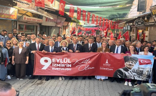 İzmir'de 9 Eylül Zafer Yürüyüşü'nde dikkat çeken CHP detayı: CHP'li vekiller katılmadı
