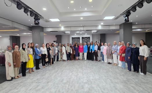 AK Parti İzmir İl Kadın Kolları, 30 ilçenin yeni dönem yol haritasını belirledi