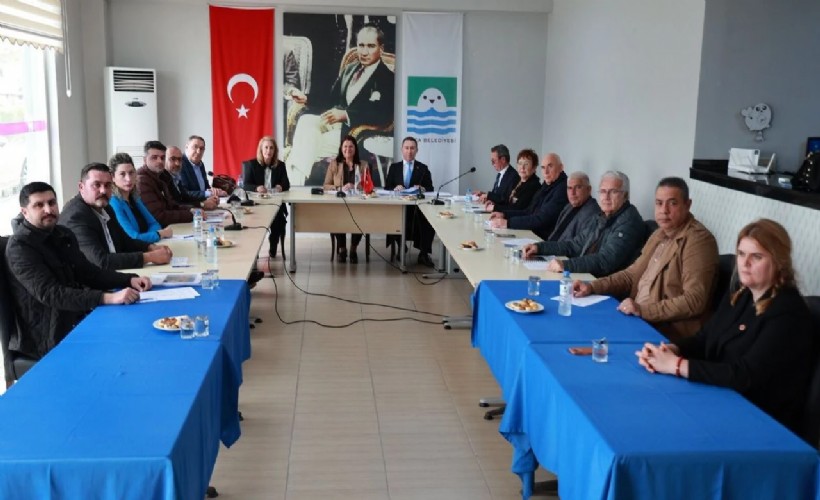 AK Parti iddiası sonrası Foça'da sıcak saatler: CHP grubu toplanıyor, YENİ Partili Güç devrede