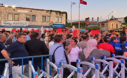 AK Partili Genç’ten kırmızı kart protestosuna yanıt: ‘O ufak tefek zümrelere itibar etmiyoruz’