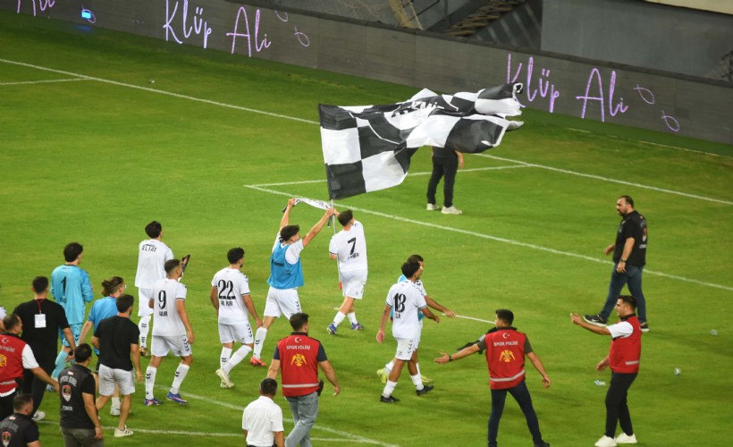 Altay'a bayrak dikme cezası